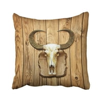 Smeđa krava stara bivola lubanja visi na drvenom zidu rustikalni bik trofejni vintage jastuk za jastuk