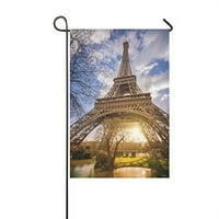 Eiffelov toranj oblačno nebo sa zastavom za sunčanje dvorišta