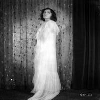 Pola Negri na čipkoj haljini koja stoji stalni ispis