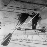 Čovjek koji se pozira pored propelera Wellman Air Broda, Spitzbergen Poster Print