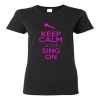 Dame se drže smireno i pjevaju na majici TEE