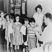 Školska djeca koja čekaju u redu za kumnizacijske snimke na dječjoj zdravstvenoj stanici u Istoriji
