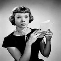 Portret mlade žene koji drži pismo pisma