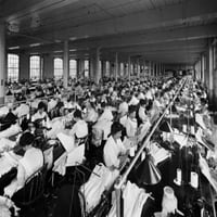 Grupa ženskih radnika u fabrici tekstila, otisak plakata 1900-ih