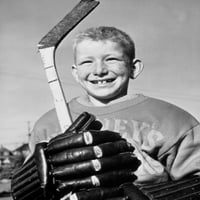 Izbliza dječaka koji drži hokejaški štap namislio se otisak