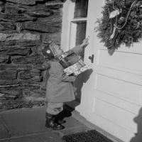 Djevojka koja nosi božićne poklone i zvona zvono zvono print