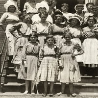 Hine: Dječji rad, 1912. na grupi mladih djevojčica i žene koja stoji izvan mlina Aragon u rock, južnoj