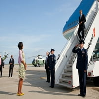 Prva dama Michelle Obama čeka da pozdravi predsjednika Obamu na aerodromu JFK u NYC-u. June Istorija