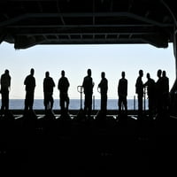 Silueta mornara koji stoji u zaljevu Hangar na brodu USS Carl Vinson Poster Print